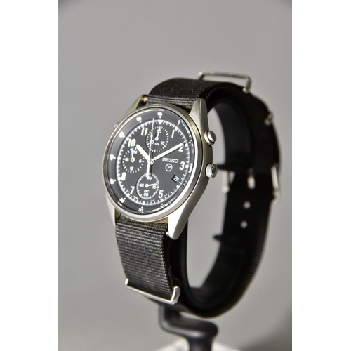 137 - A SEIKO CHRONOGRAPH WRISTWATCH, ref 7T27-7A20, circular black dial with circled P, Arabic numerals, ... 