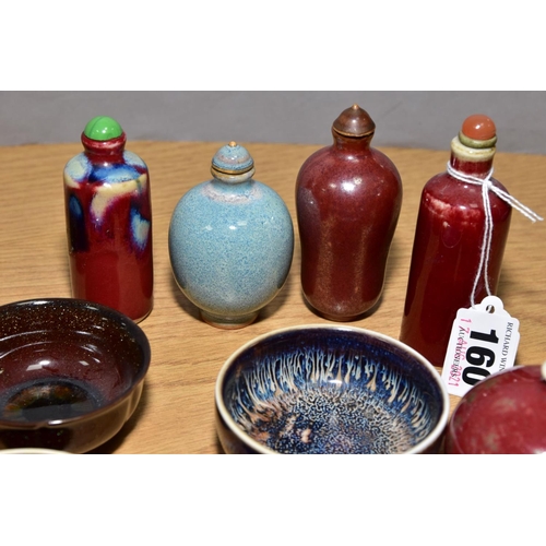 160 - NINETEEN PIECES OF CHINESE AND JAPANESE STYLE CERAMICS, comprising five snuff bottles, one lacking t... 