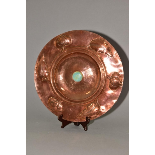 213 - AN ARTS AND CRAFTS STYLE COPPER CHARGER, embossed with a band of foliate motifs, the central dished ... 