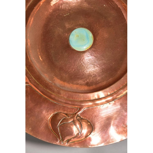 213 - AN ARTS AND CRAFTS STYLE COPPER CHARGER, embossed with a band of foliate motifs, the central dished ... 