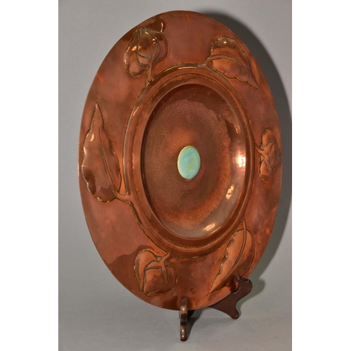 213 - AN ARTS AND CRAFTS STYLE COPPER CHARGER, embossed with a band of foliate motifs, the central dished ... 