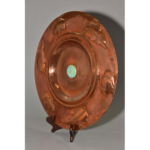 213 - AN ARTS AND CRAFTS STYLE COPPER CHARGER, embossed with a band of foliate motifs, the central dished ... 