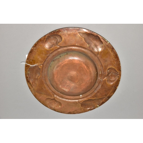 213 - AN ARTS AND CRAFTS STYLE COPPER CHARGER, embossed with a band of foliate motifs, the central dished ... 