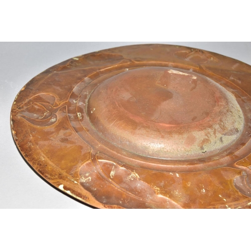 213 - AN ARTS AND CRAFTS STYLE COPPER CHARGER, embossed with a band of foliate motifs, the central dished ... 