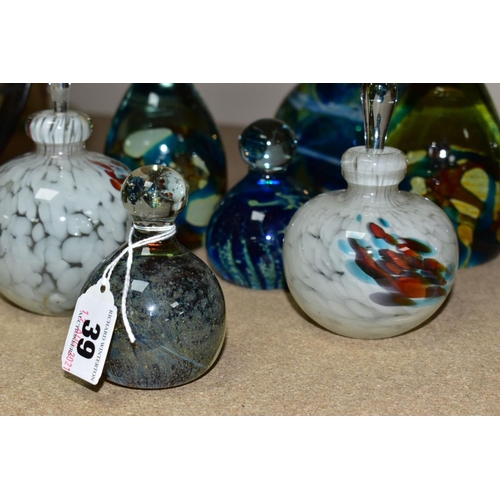 39 - SEVEN PIECES OF MDINA GLASS, comprising a triangular scent bottle, two spherical scent bottles, all ... 