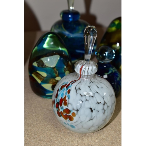 39 - SEVEN PIECES OF MDINA GLASS, comprising a triangular scent bottle, two spherical scent bottles, all ... 