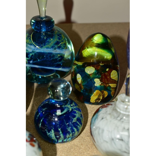 39 - SEVEN PIECES OF MDINA GLASS, comprising a triangular scent bottle, two spherical scent bottles, all ... 