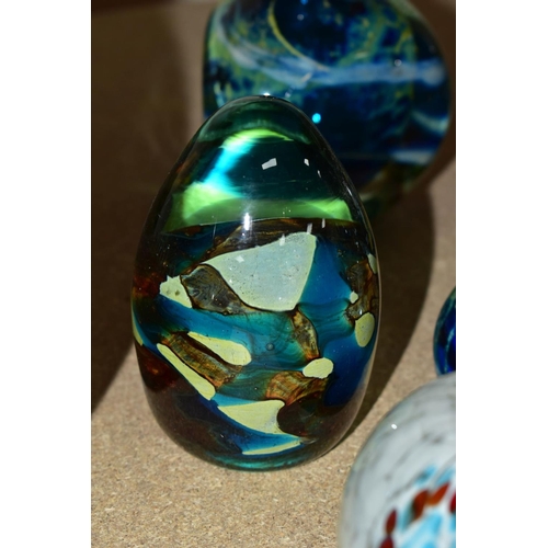 39 - SEVEN PIECES OF MDINA GLASS, comprising a triangular scent bottle, two spherical scent bottles, all ... 