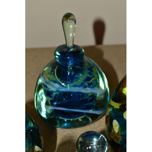 39 - SEVEN PIECES OF MDINA GLASS, comprising a triangular scent bottle, two spherical scent bottles, all ... 