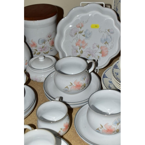 44 - A QUANTITY OF DENBY ENCORE PATTERN TEA, COFFEE AND TABLE WARES, comprising six 6cm cups and saucers,... 