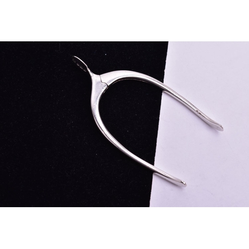 152A - A PAIR OF GEORGE V SILVER NOVELTY WISHBONE SUGAR NIPS, maker Thomas Bradbury & Sons Ltd, Sheffield 1... 