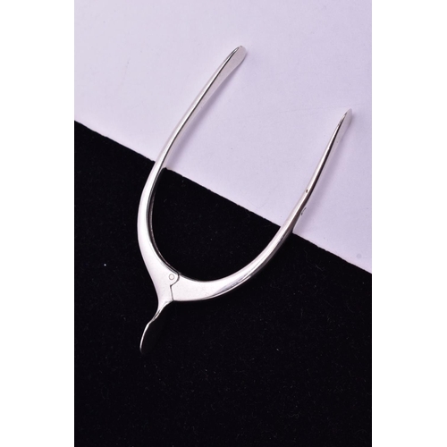 152A - A PAIR OF GEORGE V SILVER NOVELTY WISHBONE SUGAR NIPS, maker Thomas Bradbury & Sons Ltd, Sheffield 1... 