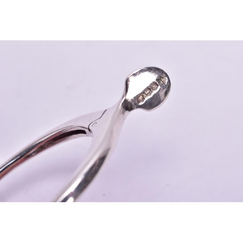 152A - A PAIR OF GEORGE V SILVER NOVELTY WISHBONE SUGAR NIPS, maker Thomas Bradbury & Sons Ltd, Sheffield 1... 