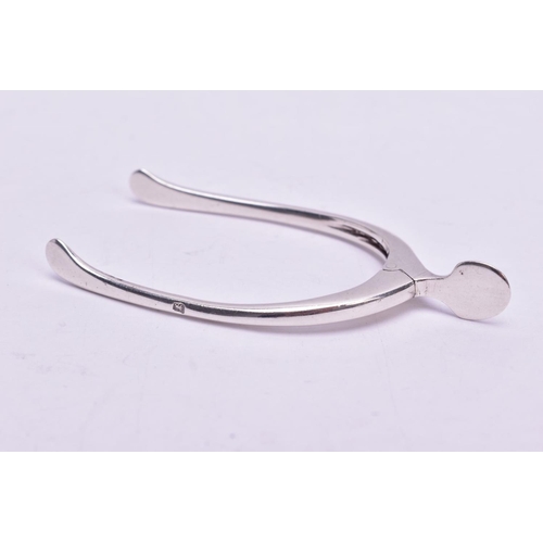 152A - A PAIR OF GEORGE V SILVER NOVELTY WISHBONE SUGAR NIPS, maker Thomas Bradbury & Sons Ltd, Sheffield 1... 