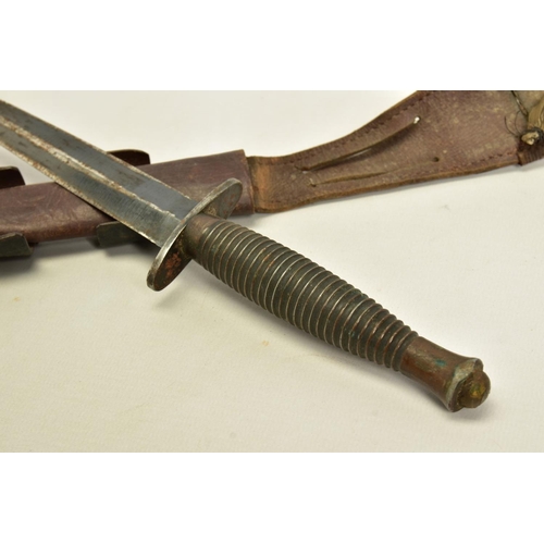 117 - AN EXAMPLE OF A MKIII VARIANT OF THE FAIRBURN SYKES FIGHTING KNIFE, together with leather scabbard, ... 