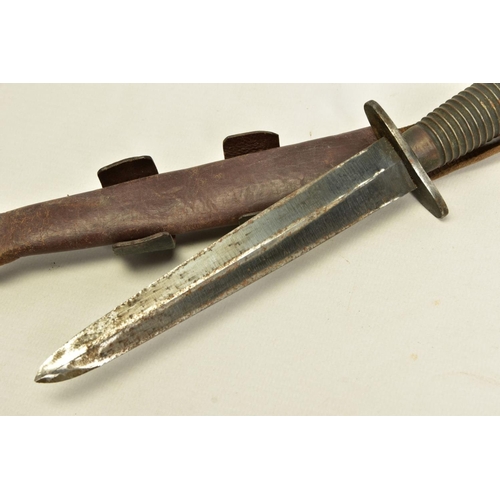 117 - AN EXAMPLE OF A MKIII VARIANT OF THE FAIRBURN SYKES FIGHTING KNIFE, together with leather scabbard, ... 