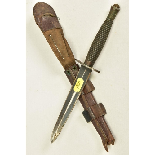 117 - AN EXAMPLE OF A MKIII VARIANT OF THE FAIRBURN SYKES FIGHTING KNIFE, together with leather scabbard, ... 