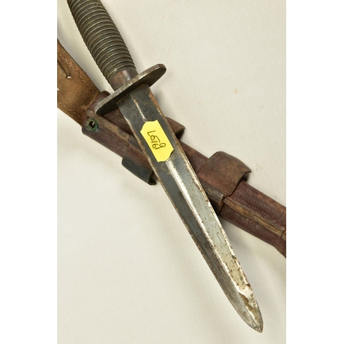 117 - AN EXAMPLE OF A MKIII VARIANT OF THE FAIRBURN SYKES FIGHTING KNIFE, together with leather scabbard, ... 