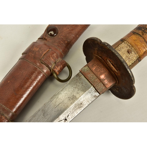 132 - A WWII ERA JAPANESE 'GUNTO' SHORT SWORD, together with brown leather scabbard, blade length is appro... 