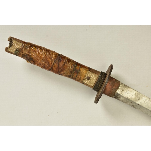 132 - A WWII ERA JAPANESE 'GUNTO' SHORT SWORD, together with brown leather scabbard, blade length is appro... 