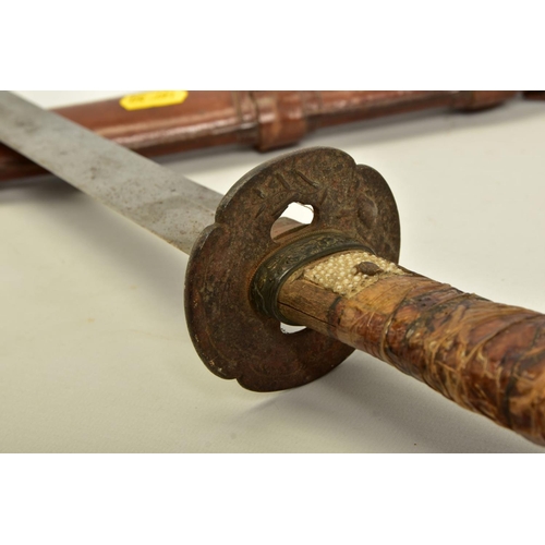 132 - A WWII ERA JAPANESE 'GUNTO' SHORT SWORD, together with brown leather scabbard, blade length is appro... 