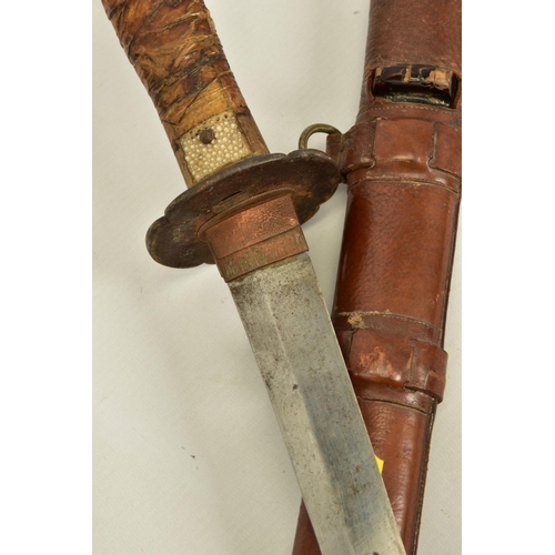 132 - A WWII ERA JAPANESE 'GUNTO' SHORT SWORD, together with brown leather scabbard, blade length is appro... 