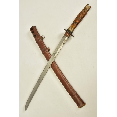 132 - A WWII ERA JAPANESE 'GUNTO' SHORT SWORD, together with brown leather scabbard, blade length is appro... 