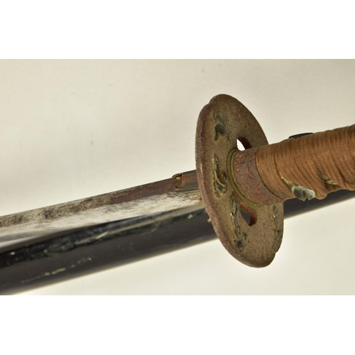 133 - A WWII ERA JAPANESE 'GUNTO' SHORT SWORD, together with black painted/lacquered scabbard which has sy... 