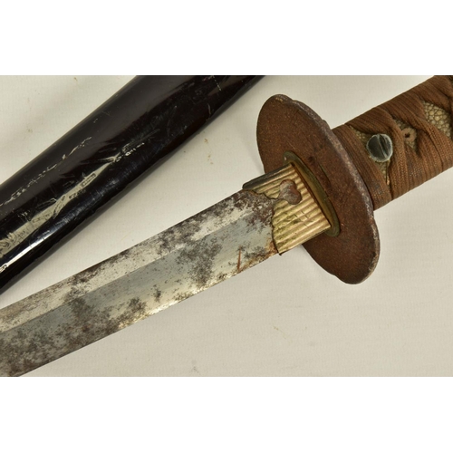 133 - A WWII ERA JAPANESE 'GUNTO' SHORT SWORD, together with black painted/lacquered scabbard which has sy... 