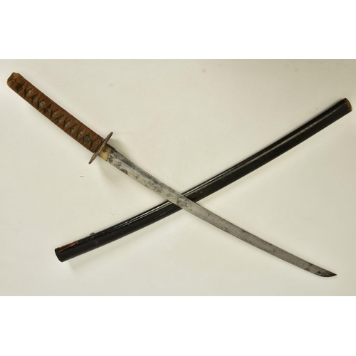 133 - A WWII ERA JAPANESE 'GUNTO' SHORT SWORD, together with black painted/lacquered scabbard which has sy... 