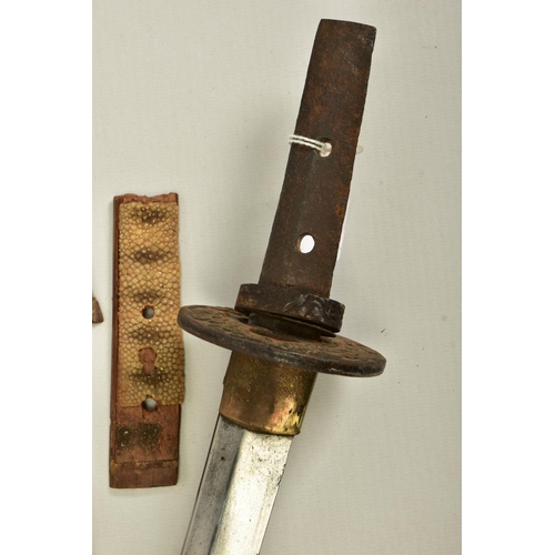 134 - A WWII ERA JAPANESE 'GUNTO' SHORT SWORD with black painted/lacquered scabbard which is not marked, t... 