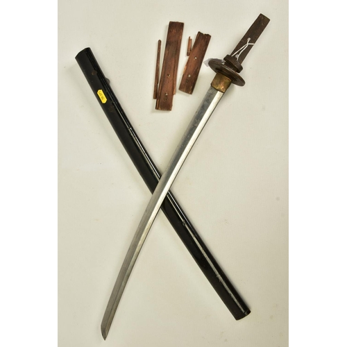 134 - A WWII ERA JAPANESE 'GUNTO' SHORT SWORD with black painted/lacquered scabbard which is not marked, t... 