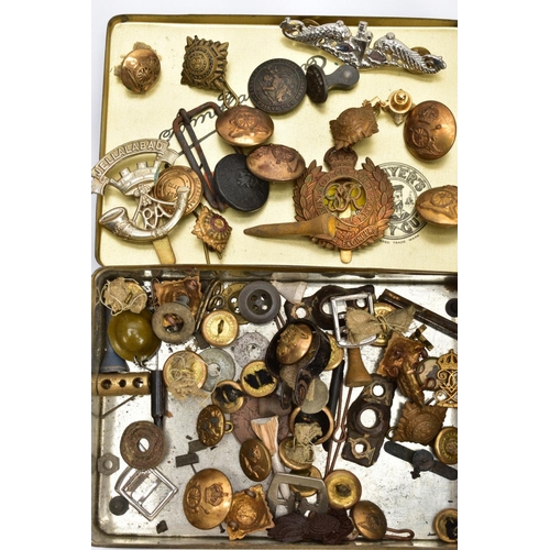 54 - A PLAYERS NAVY CUT TIN, full of Military related buttons, pin badges cap badges, together with a Roy... 