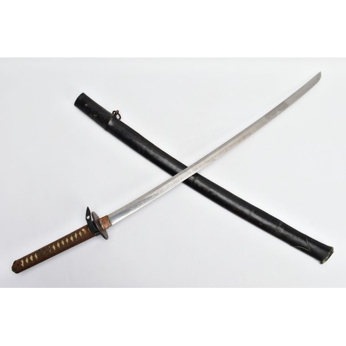 65 - A WW2 PERIOD IMPERIAL JAPANESE SAMURAI SWORD complete with wooden and black leather scabbard, the bl... 