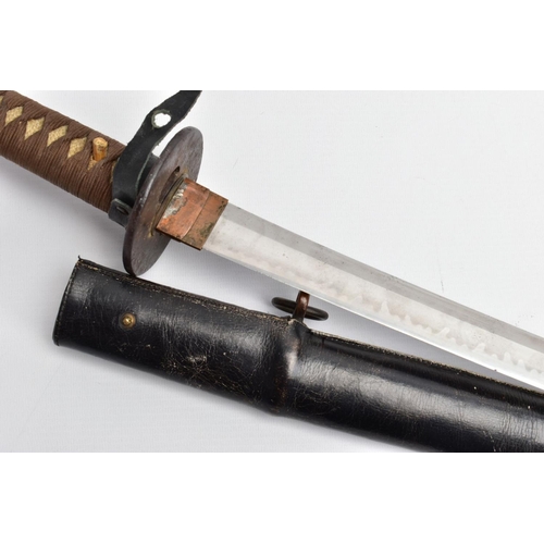 65 - A WW2 PERIOD IMPERIAL JAPANESE SAMURAI SWORD complete with wooden and black leather scabbard, the bl... 