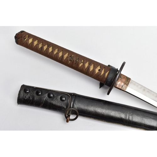 65 - A WW2 PERIOD IMPERIAL JAPANESE SAMURAI SWORD complete with wooden and black leather scabbard, the bl... 