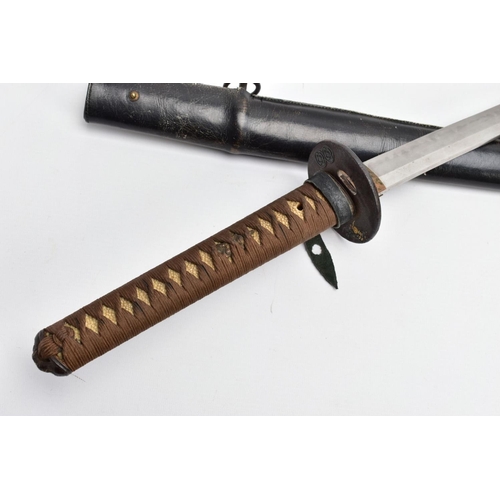 65 - A WW2 PERIOD IMPERIAL JAPANESE SAMURAI SWORD complete with wooden and black leather scabbard, the bl... 