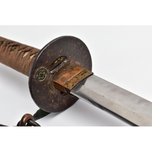 65 - A WW2 PERIOD IMPERIAL JAPANESE SAMURAI SWORD complete with wooden and black leather scabbard, the bl... 