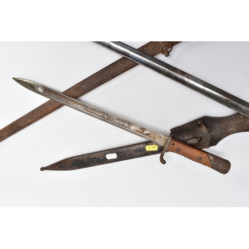 67 - A WW1 ERA BELIEVED IMPERIAL GERMAN ERSATZ RIFLE BAYONET, with metal scabbard and leather frog, the b... 