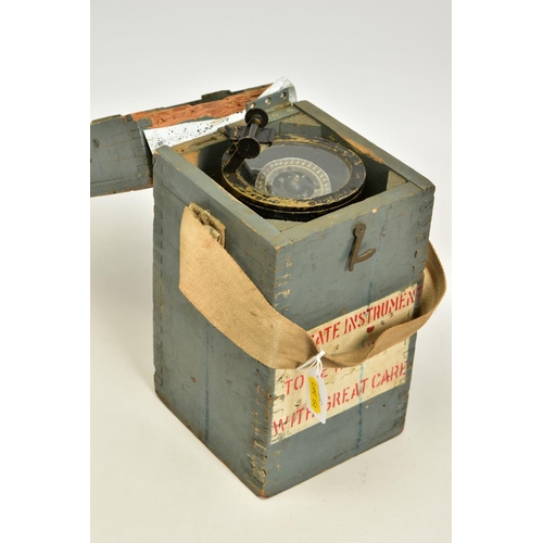 99 - A BOXED 1944 DATED TYPE 06A MILITARY HAND HELD ASTRO COMPASS, does not appear to be in working condi... 