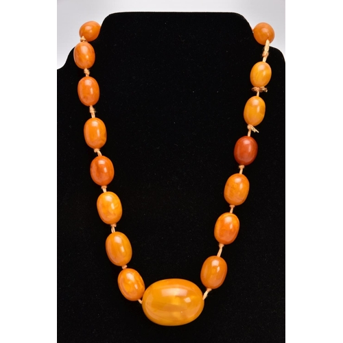 191 - A GRADUATED NATURAL AMBER BEAD NECKLACE, comprising twenty-one barrel shape beads measuring approxim... 