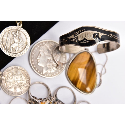 224 - A SELECTION OF SILVER AND WHITE METAL JEWELLERY, to include a triangular tiger's eye cabochon pendan... 