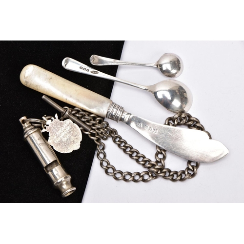 232 - A SELECTION OF ITEMS, to include a mother of pearl handled silver butter knife, a small silver spoon... 