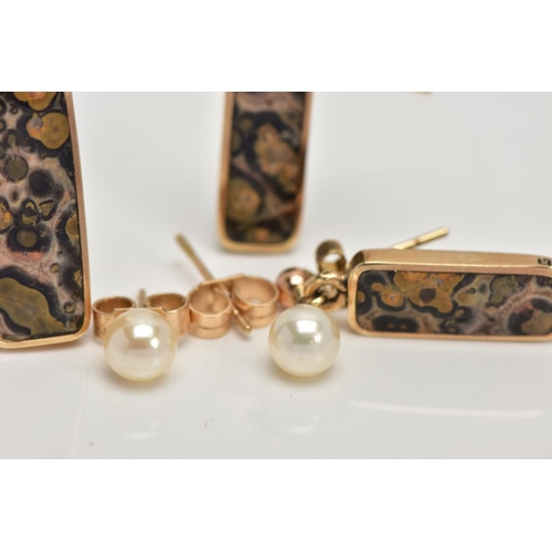 260 - A PAIR OF 9CT GOLD JASPER SET EARRINGS AND A MATCHING PENDANT, each earring designed with a rectangu... 