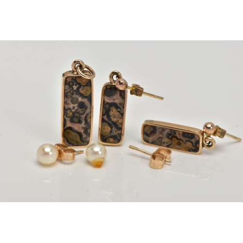 260 - A PAIR OF 9CT GOLD JASPER SET EARRINGS AND A MATCHING PENDANT, each earring designed with a rectangu... 