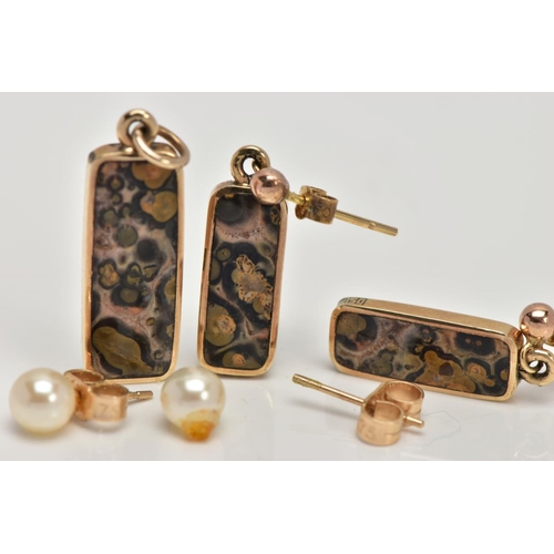 260 - A PAIR OF 9CT GOLD JASPER SET EARRINGS AND A MATCHING PENDANT, each earring designed with a rectangu... 