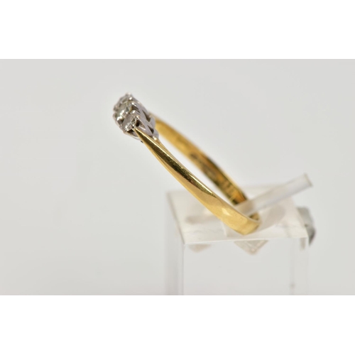 265 - AN 18CT GOLD THREE STONE DIAMOND RING, designed with a row of three graduated round brilliant cut di... 