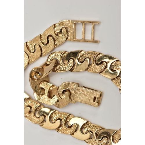 267 - A 9CT GOLD CURB LINK CHAIN, some links with an engraved foliate design interspaced with plain polish... 