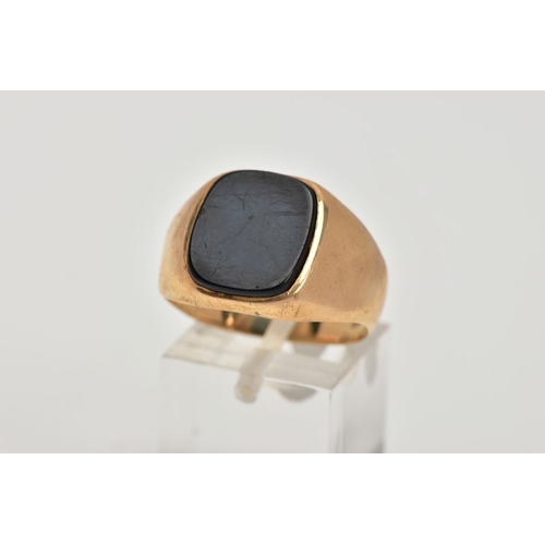 284 - A GENTS 9CT GOLD SIGNET RING, set with a rounded rectangular cut onyx, plain polished band, hallmark... 