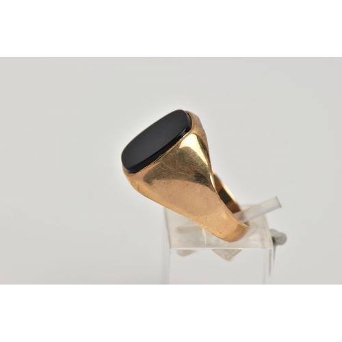 284 - A GENTS 9CT GOLD SIGNET RING, set with a rounded rectangular cut onyx, plain polished band, hallmark... 